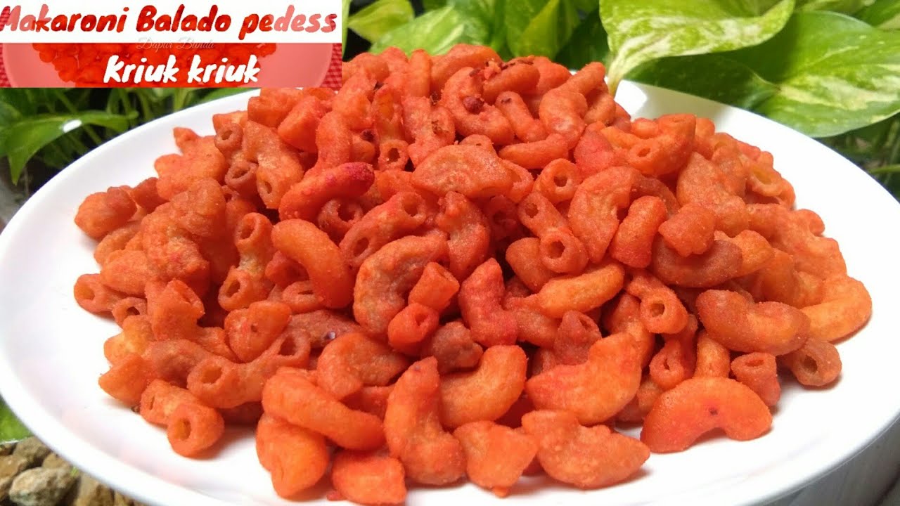 Gambar semangkuk makaroni goreng yang renyah dengan taburan bumbu pedas berwarna merah.