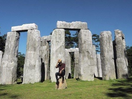 Gambar replika Stonehenge di Cangkringan dengan Gunung Merapi.