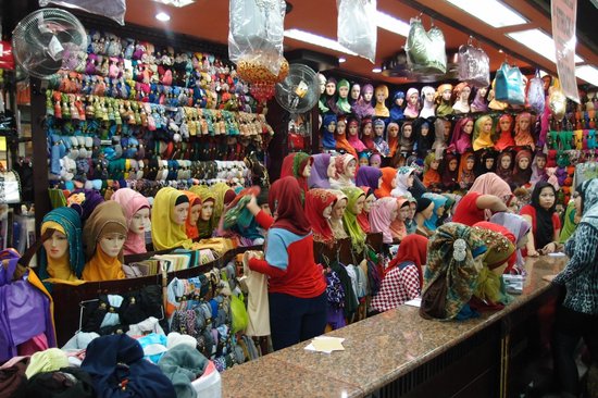 Suasana ramai kuliner kaki lima di Sudirman Street Day & Night Market.