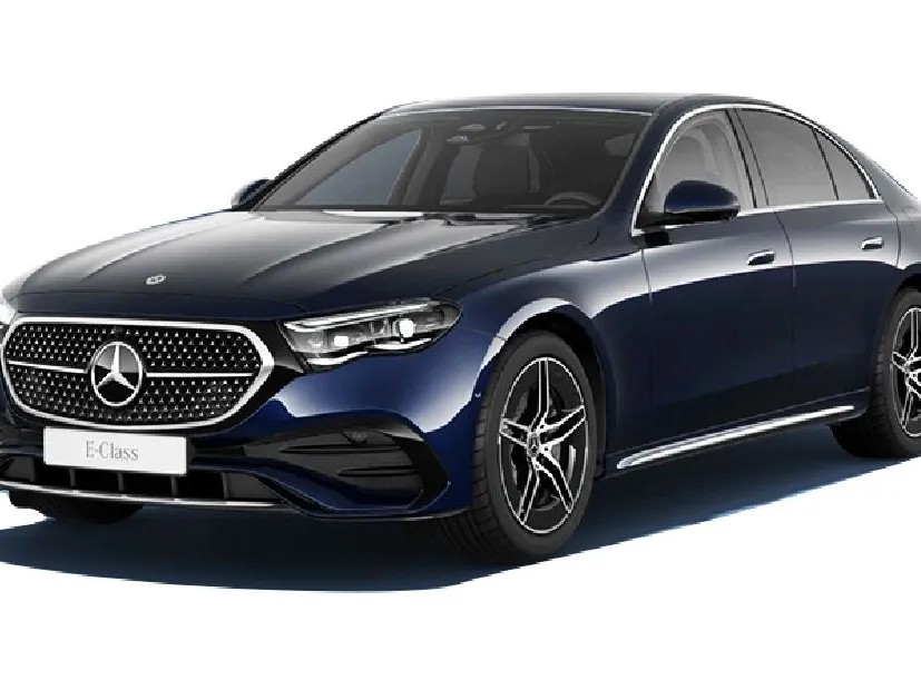 Gambar Mercedes-Benz E 300 hitam terparkir dengan elegan di depan gedung mewah di sebuah kota, memancarkan kemewahan, dengan latar belakang samar Menteng Jakarta Pusat.