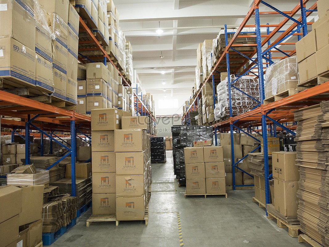 Gambar gudang elektronik besar atau toko grosir dengan kotak-kotak handphone.