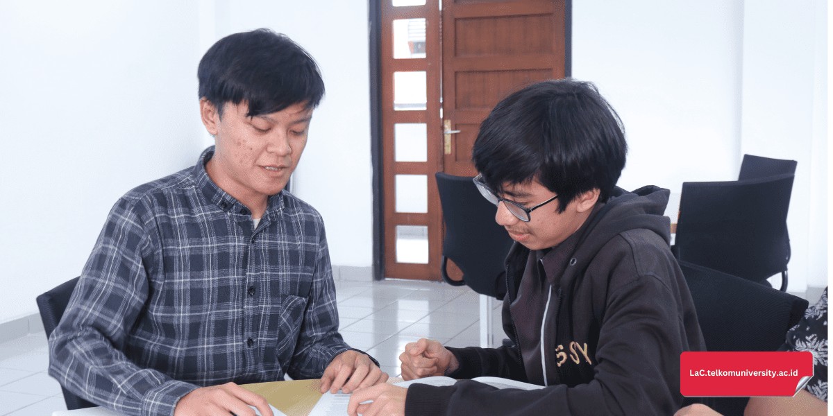 Sekelompok mahasiswa sedang belajar bahasa Jepang di kelas dengan guru native speaker.