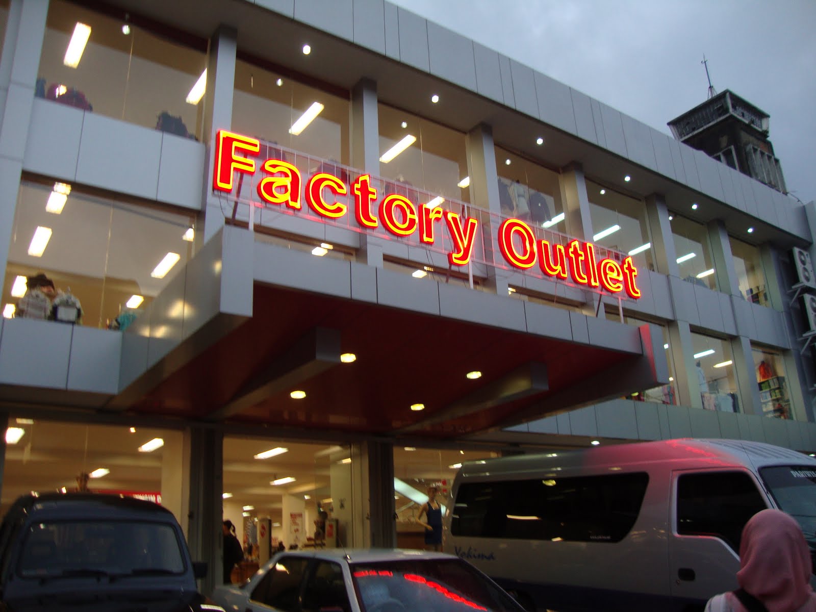 Tampilan depan sebuah Factory Outlet di Jalan Riau, Bandung.