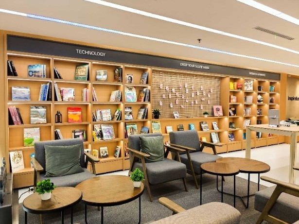 Gambar interior toko buku luas di dalam mall.