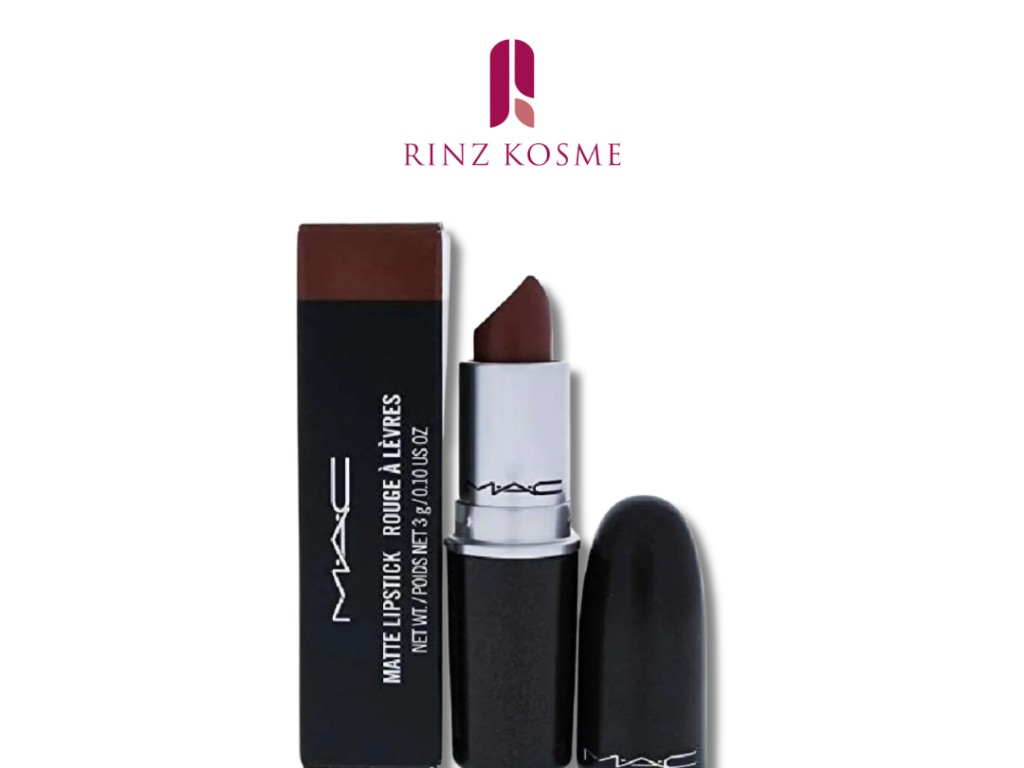 Gambar lipstik MAC Matte Lipstick dengan kemasan hitam dan perak ikoniknya, menonjolkan pigmentasi tinggi dan hasil akhir matte klasiknya, mungkin dengan olesan bibir merah cerah, dengan latar belakan