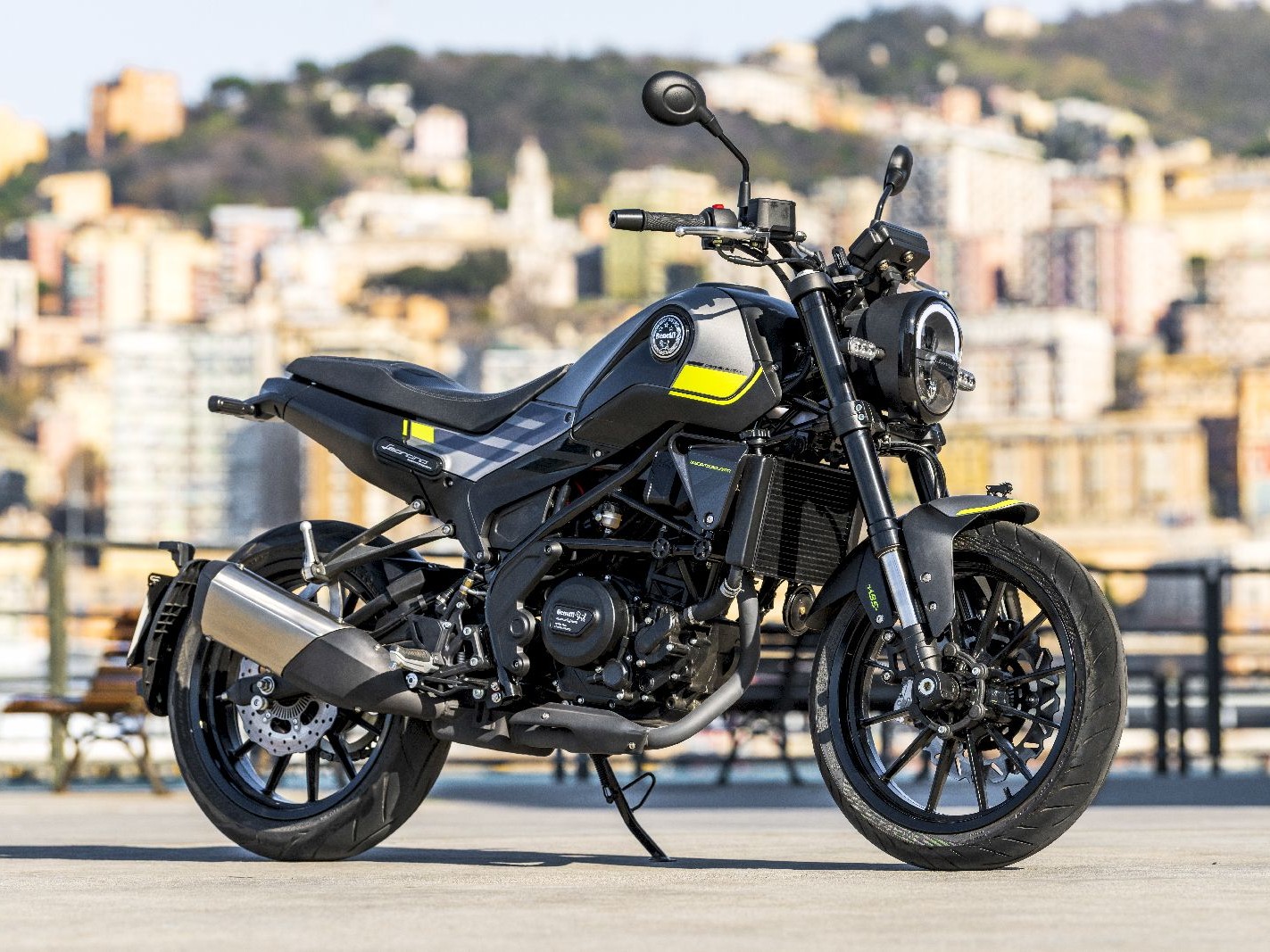 Gambar Benelli Leoncino 250 atau Motobi 200 Evo yang telah dimodifikasi diparkir di bengkel atau tempat perkotaan yang keren di Kebon Jeruk, menampilkan desain retro-modernnya dan menyoroti beberapa m