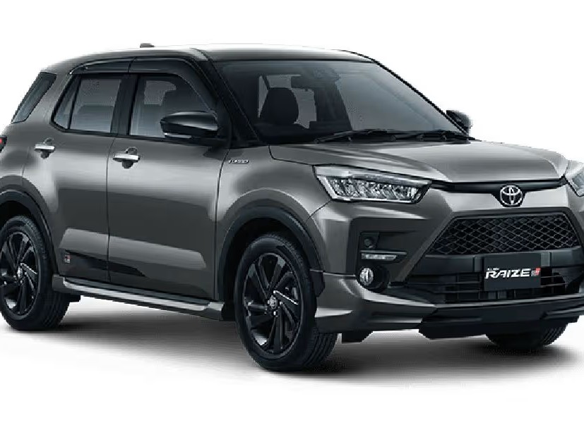 Gambar Toyota Raize diparkir dengan gaya di depan Pondok Indah Mall, Jakarta Selatan, menonjolkan desain SUV kompak dan penampilannya yang trendi.