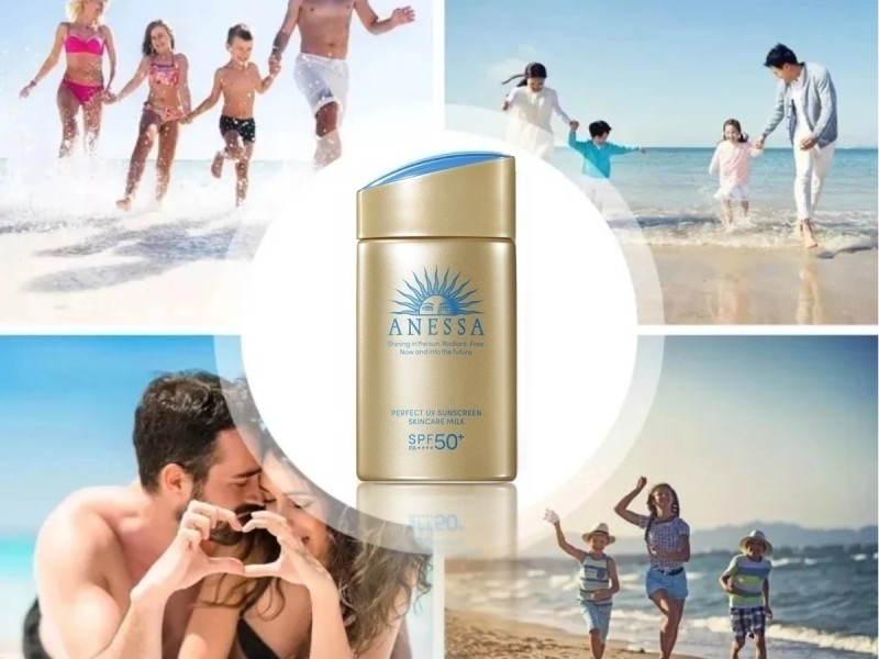 Gambar botol ANESSA Perfect UV Sunscreen Skincare Milk di pantai berpasir atau di samping kolam renang, menonjolkan sifat outdoor dan tahan airnya, dengan latar belakang samar lanskap cerah Bali.