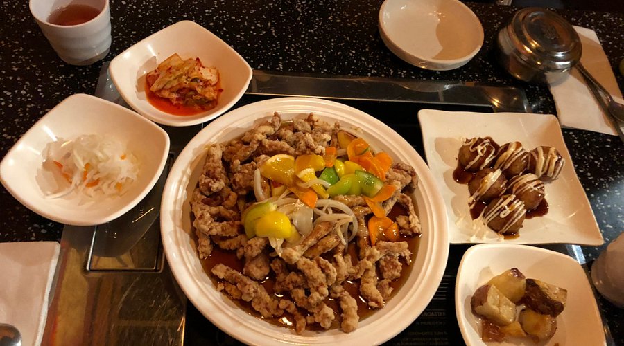 Piring berisi Korean BBQ dengan berbagai side dish di restoran Korea.