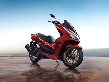 Gambar Honda PCX 160 diparkir dengan elegan di lingkungan perkotaan atau di dekat Palembang Indah Mall, menonjolkan ukuran besar dan penampilan nyamannya.