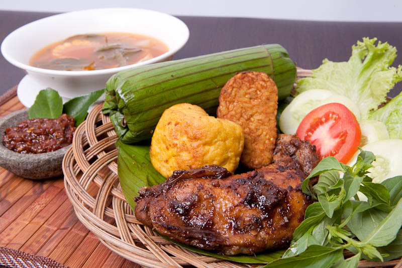 Nasi Timbel Komplit dengan lauk ayam goreng dan sambal di Warung Nasi Ibu Imas.