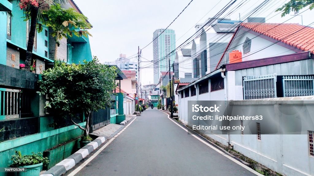 Gambar jalanan perumahan modern yang padat di perkotaan.