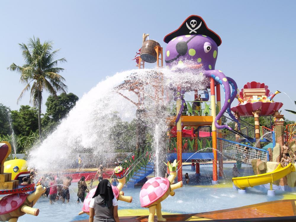 Anak-anak bermain di wahana waterboom di Trans Studio Bandung Water Park.