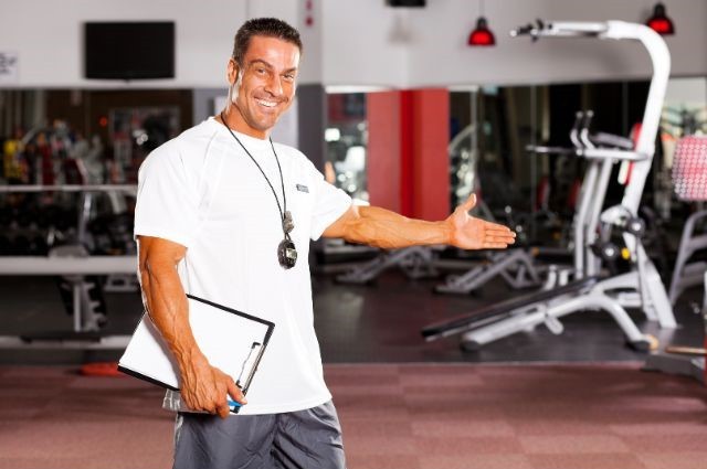 Kartu akses gym dan kalender menunjukkan fleksibilitas waktu