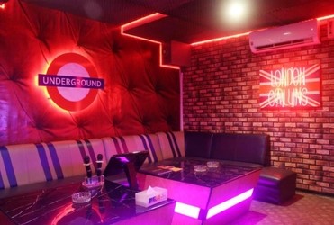 Ruangan karaoke party room yang luas dengan dekorasi balon dan meja makanan di NAV Karaoke.