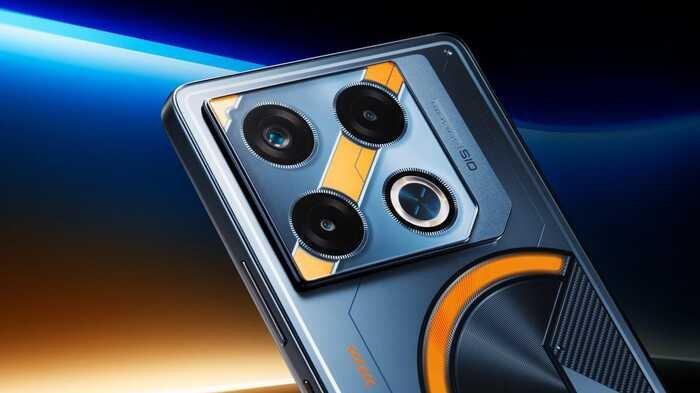 Smartphone gaming dengan lampu RGB menyala, dipegang oleh seorang gamer.