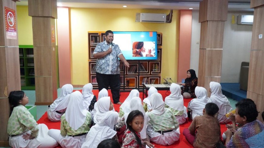Gambar anak-anak aktif berpartisipasi dalam pameran interaktif di Taman Pintar.
