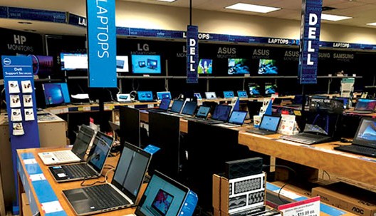 Deretan laptop dan PC di toko komputer