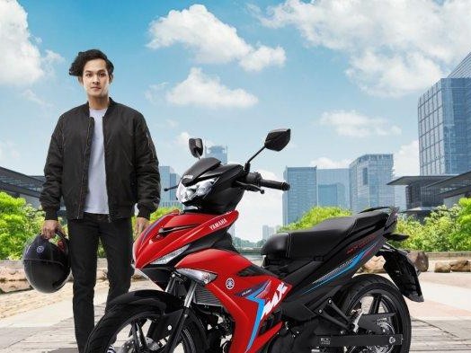 Gambar Yamaha MX King 150 beraksi di jalanan padat di Makassar, menonjolkan kelincahan dan desain sporty-nya saat melaju di lalu lintas perkotaan.