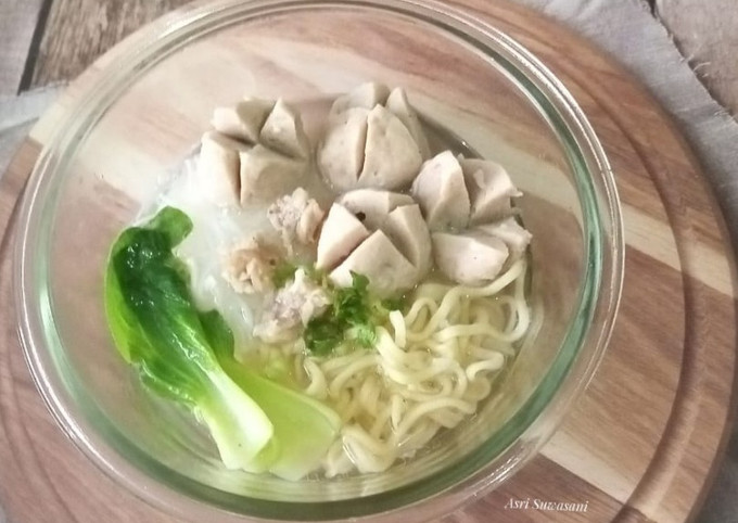 Semangkuk bakso urat dengan kuah bening, mie, dan pangsit.