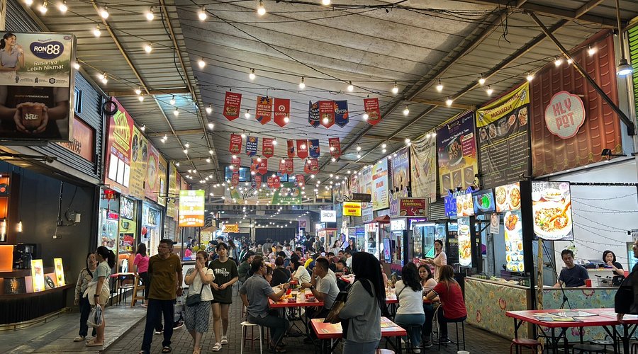 Suasana ramai di Sudirman Street Day & Night Market Bandung dengan berbagai stand makanan dan pengunjung.
