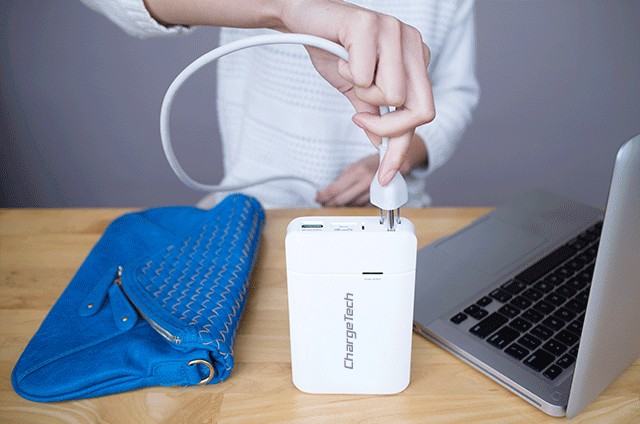 Power bank multifungsi sedang mengisi daya laptop dan ponsel secara bersamaan.