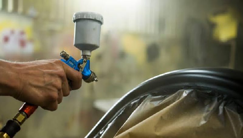 Proses pengecatan body motor di ruang semprot