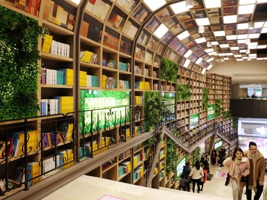 Gambar interior toko buku modern yang terang di dalam mall.