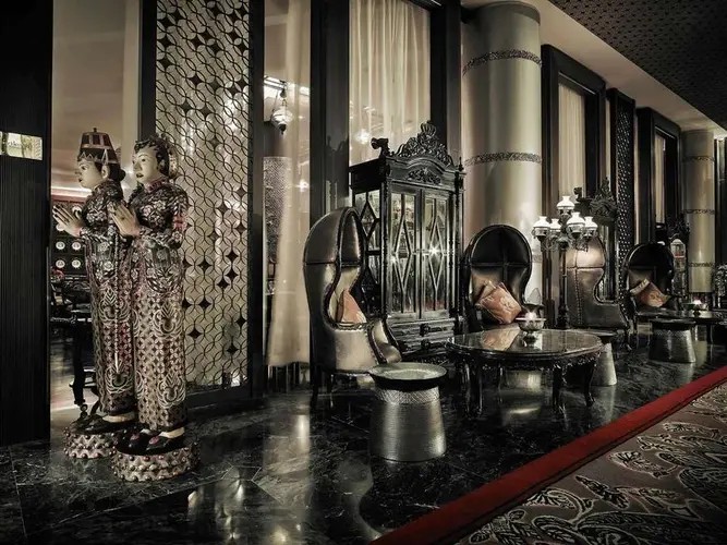 Gambar interior hotel butik dengan elemen seni tradisional Jawa.