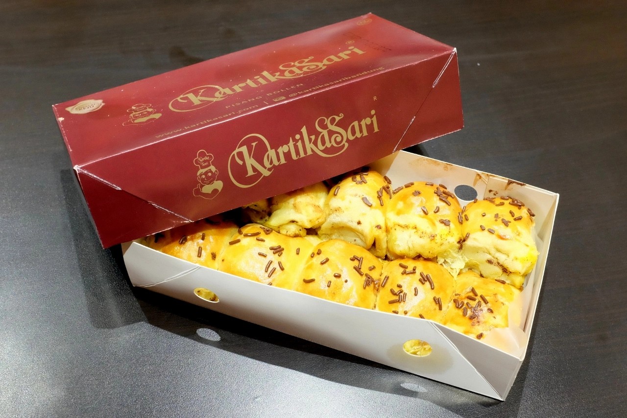 Bolen pisang keju cokelat di toko Kartika Sari Bandung.