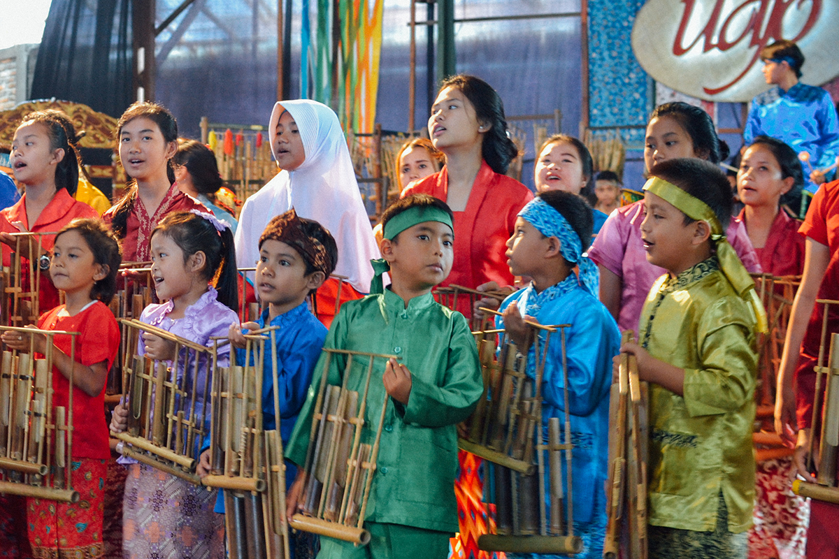 Anak-anak bermain angklung bersama di Saung Angklung Udjo.