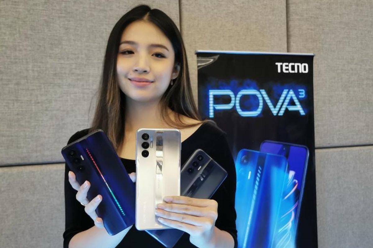 Smartphone gaming dengan lampu RGB menyala, dipegang oleh seorang gamer.