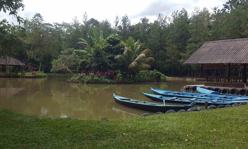 Villa tepi danau dengan perahu kecil dan pemandangan air yang tenang di Bogor.