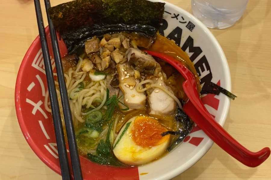 Semangkuk ramen dengan topping sambal matah dan telur rebus yang menggoda.