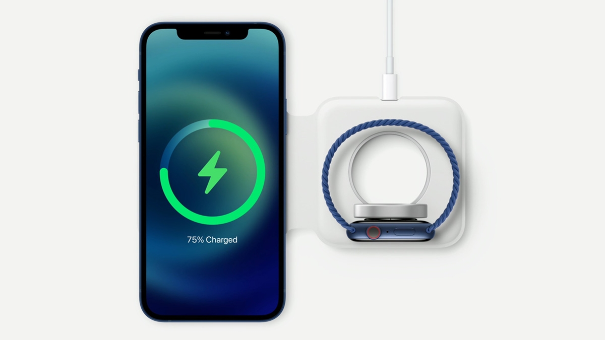 Ponsel sedang ditempelkan pada charger nirkabel magnetik yang menempel di bagian belakangnya.