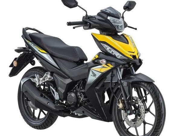 Gambar Honda Supra GTR 150 diparkir di lingkungan perkotaan modern, mungkin di dekat Central Park Mall, menampilkan desain sporty dan daya tarik dinamisnya.