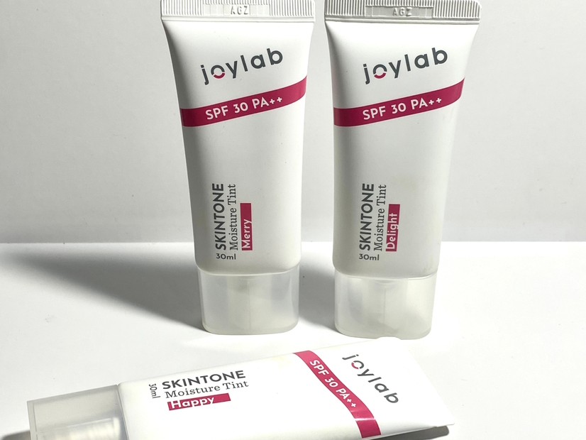 Gambar jar Joylab Skintone Moisture Gel dengan estetika cerah dan menyenangkan, mungkin dengan simbol vegan/cruelty-free, menonjolkan sifat etis dan efektifnya, dengan latar belakang samar Jakarta Sel