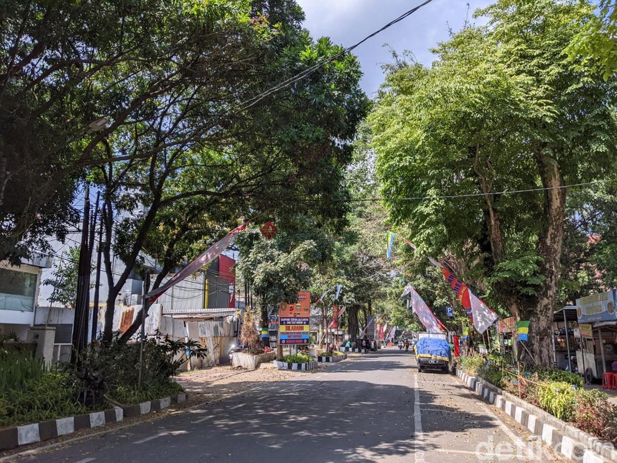 Jalan Trunojoyo Bandung dengan deretan toko fashion lokal yang ramai pengunjung.