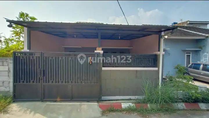 Gambar bangunan perumahan modern di Cihampelas dekat area perbelanjaan.