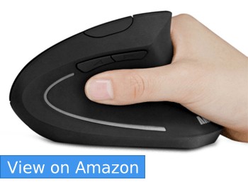 Gambar mouse vertikal ergonomis, menunjukkan bagaimana tangan secara alami memegangnya dalam posisi "jabat tangan" tegak, menonjolkan manfaat ergonomisnya untuk kenyamanan pergelangan tangan