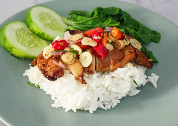 Piring nasi ayam sambal matah dengan garnish cantik.