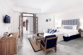 Gambar interior Adhistana Hotel yang terinspirasi vintage dengan furnitur kayu.