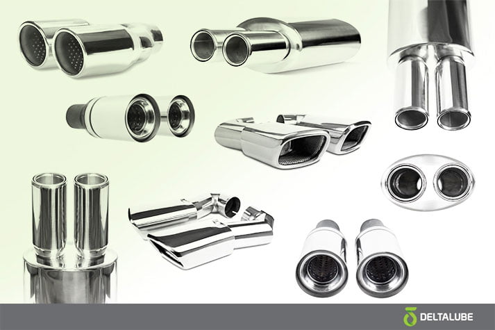 Berbagai macam knalpot racing motor dan mobil terpajang di sebuah bengkel knalpot.