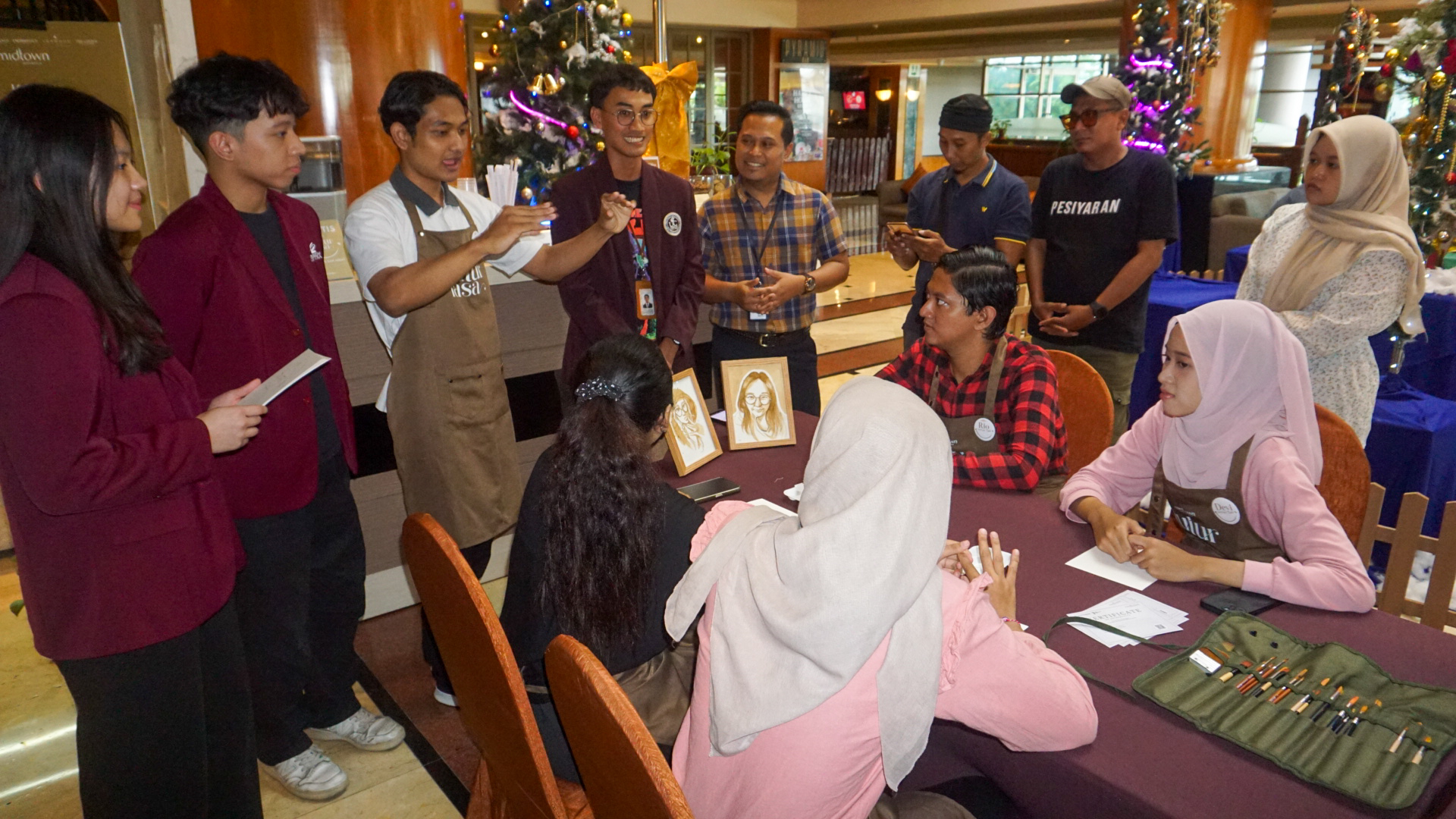 Sekelompok orang sedang mengikuti workshop melukis di sebuah cafe yang estetik.