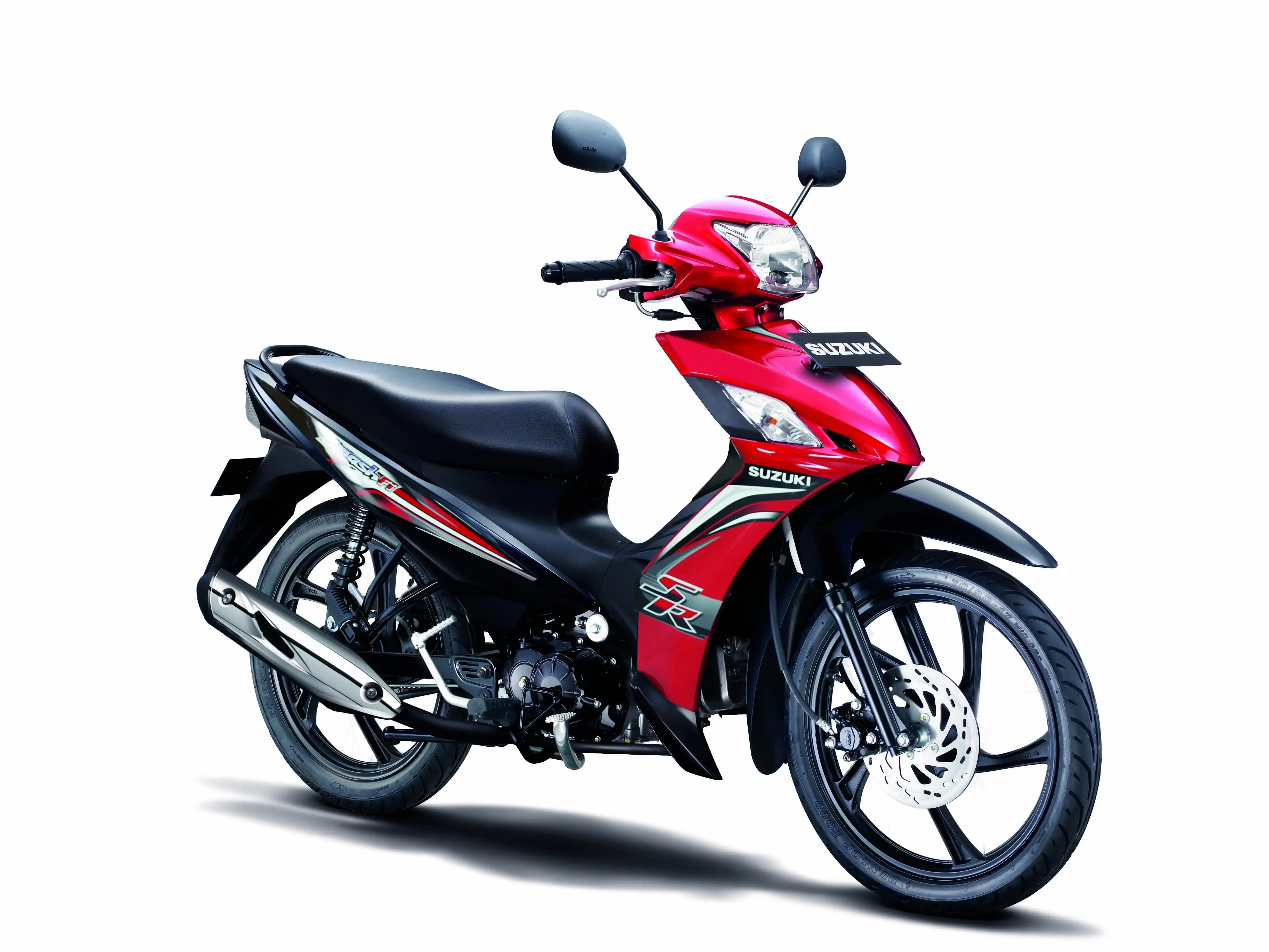 Gambar All New Suzuki Smash FI atau motor underbone Suzuki serupa yang diparkir di lingkungan perkotaan khas Indonesia (misalnya, di depan toko kecil atau area perumahan), menekankan kepraktisan dan p