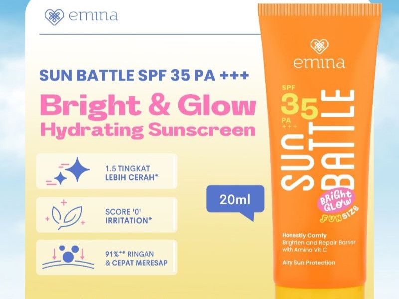 Gambar tube Emina Sun Battle dengan estetika cerah dan ceria, mungkin dengan ilustrasi daun anggur, menonjolkan efek pencerahan dan keremajaannya, dengan latar belakang samar Depok.