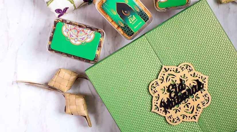 Aneka susu kemasan kekinian dengan desain estetik, ditata di meja atau dipegang oleh seseorang dengan gaya, suasana modern.