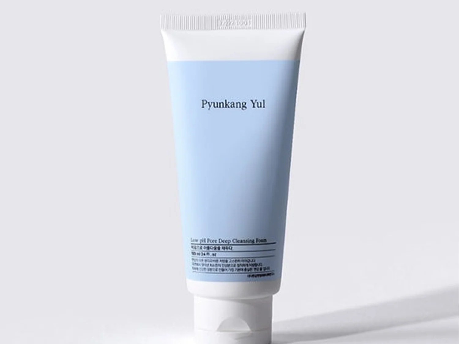 Gambar tube Pyunkang Yul Low pH Pore Deep Cleansing Foam dengan estetika bersih, minimalis, dan hampir medis, menonjolkan sifat lembut dan penguat skin barrier-nya, mungkin dengan grafik molekul ceram