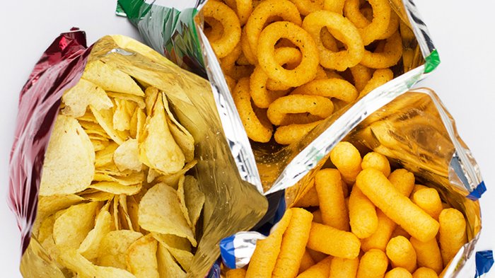 Gambar beberapa bungkus snack ekstrudat dengan bentuk berbeda-beda seperti cincin dan bola, sebagian isinya tumpah ke mangkuk.