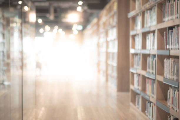 Gambar interior toko buku universitas dengan buku-buku akademik.